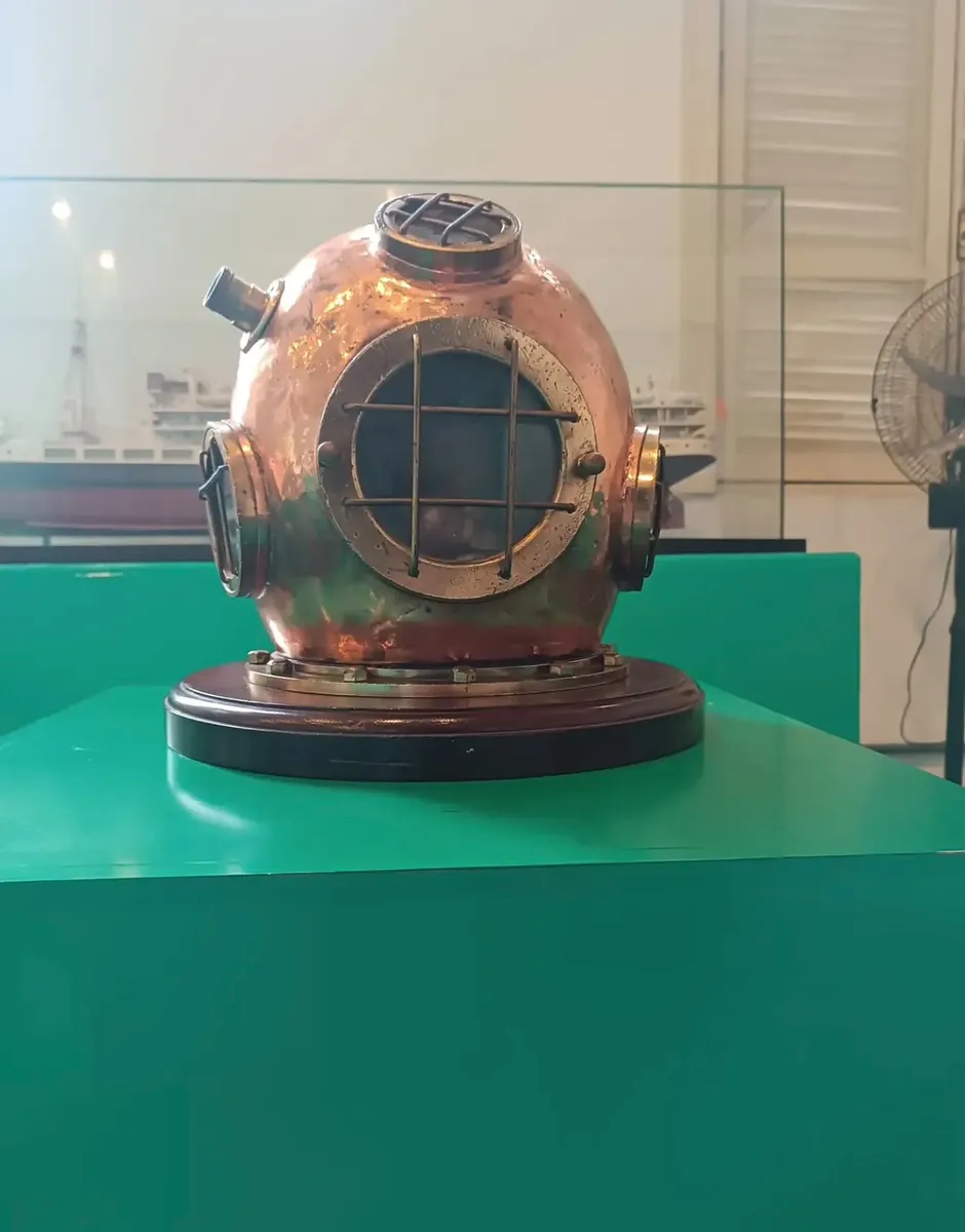 Capacete de mergulho antigo em exposição no Museu Náutico