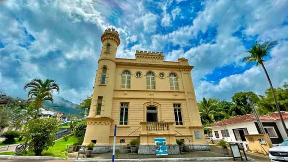 Prédio histórico de 1913 da antiga Cadeia e Fórum, sede do Museu Náutico, na Vila