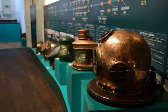 Capacete de mergulho e lanternas de navio expostos no Museu Náutico