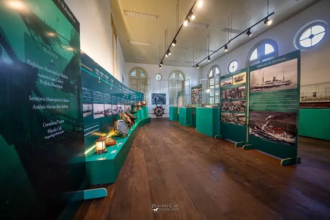 Salão do Museu Náutico com painéis sobre o naufrágio do Príncipe de Astúrias