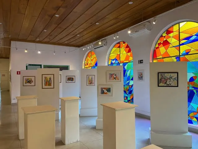 Sala de exposição de arte com vitrais no Centro Cultural