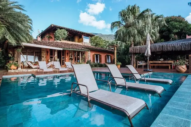Casa com piscina, espreguiçadeiras e jardim, administrada pela BNB Guests