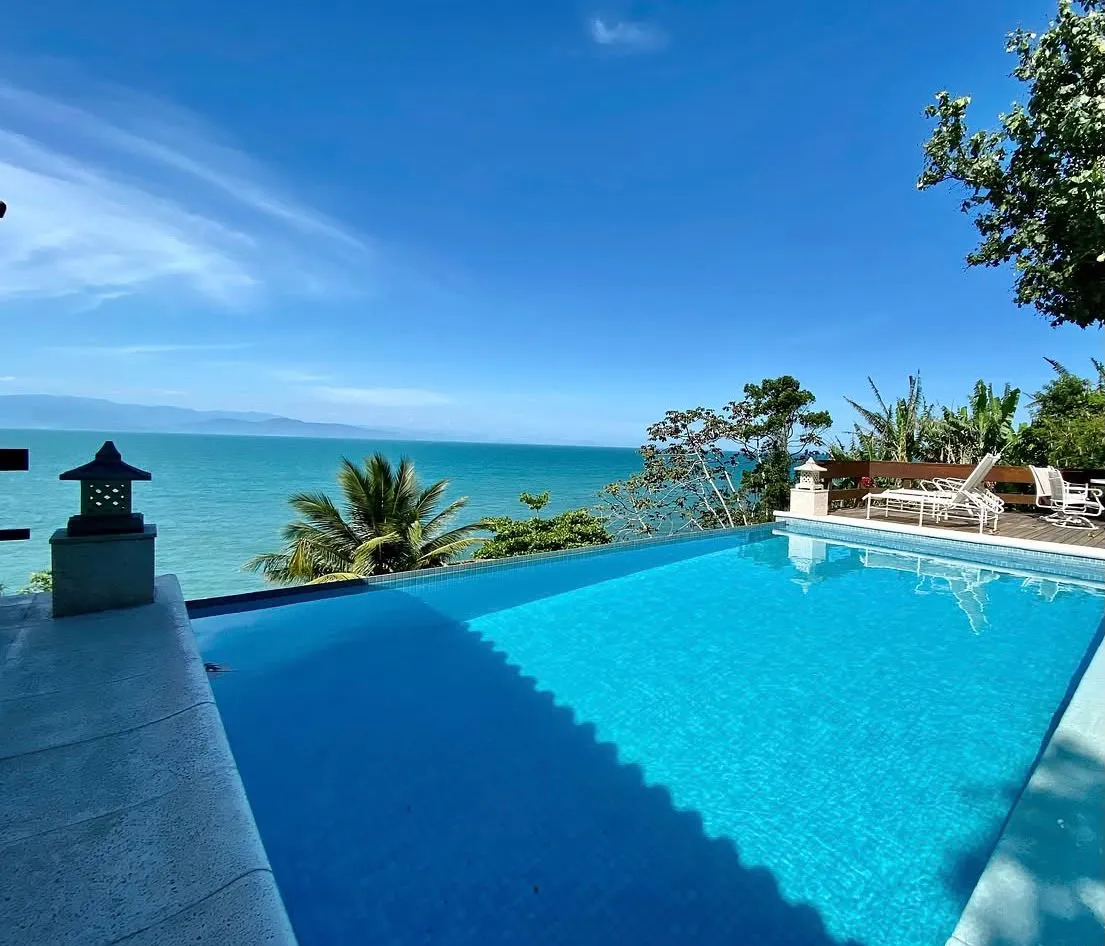 Piscina de borda infinita de frente para o mar, em casa administrada pela BNB Guests