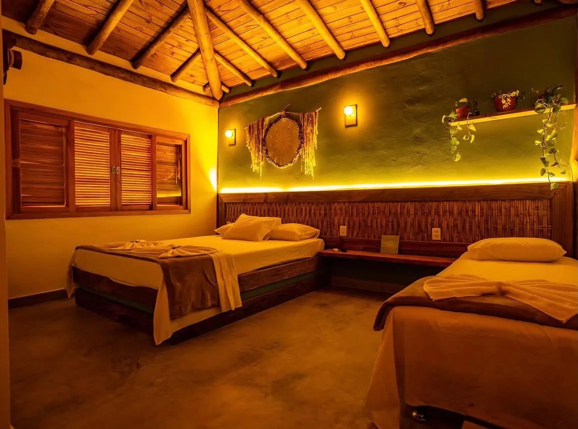 Suíte com cama de casal e de solteiro, na Casa Maembippe