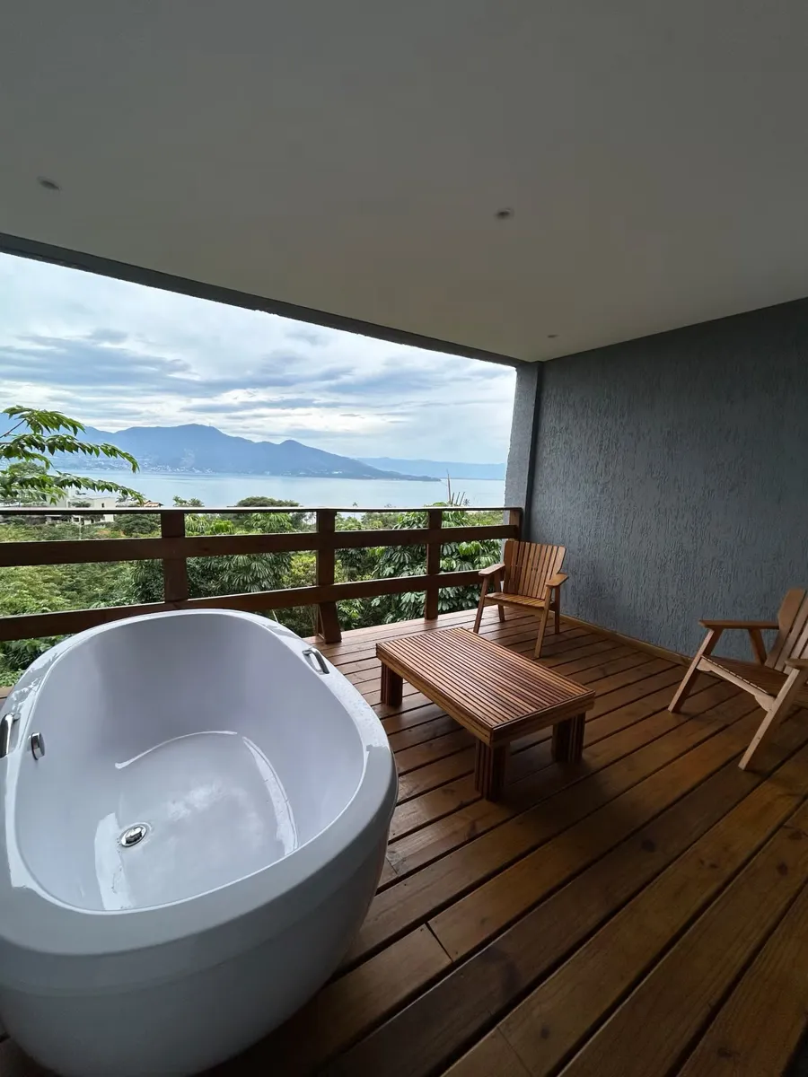 Varanda de suíte com banheira e vista para o mar, na Maluhia