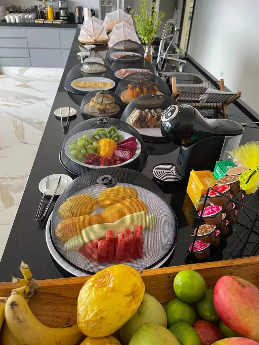 Café da manhã com frutas, bolos e frios, na Maluhia
