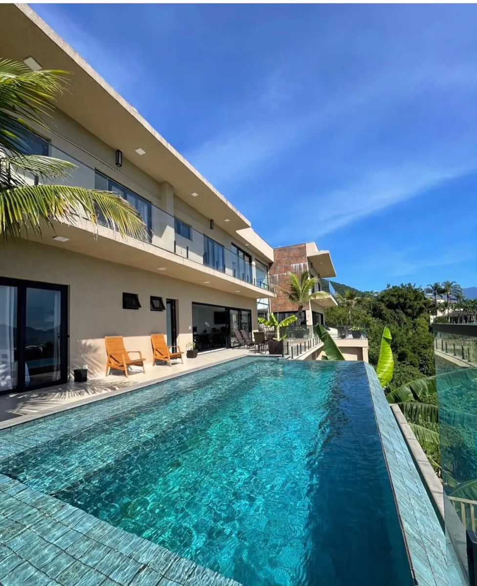 Fachada da Maluhia com a piscina em primeiro plano