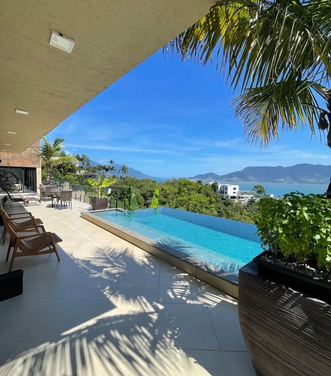 Piscina de borda infinita com vista para o mar e o continente, na Maluhia