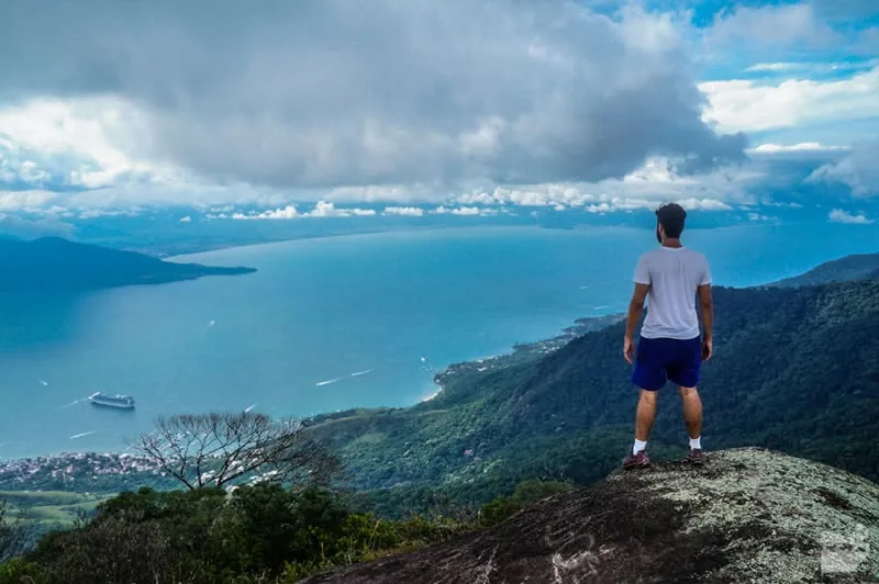 Pessoa no cume do Pico do Baepi olhando o canal de São Sebastião