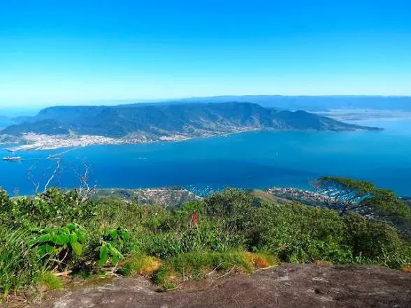 Vista do alto do Pico do Baepi para a cidade, o canal e o continente