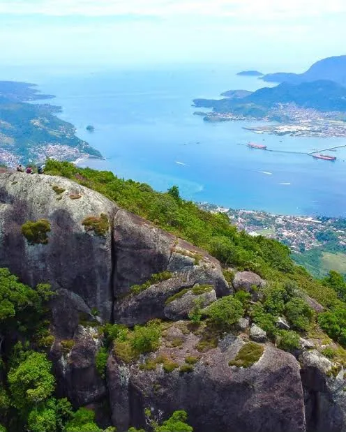 Paredão de pedra do cume do Pico do Baepi com o canal ao fundo