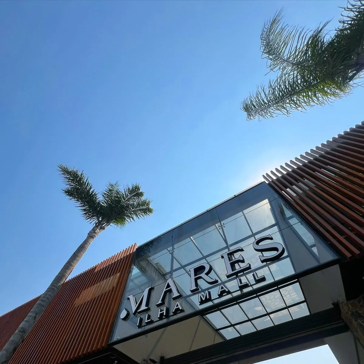 Fachada do Mares Ilha Mall, no Perequê