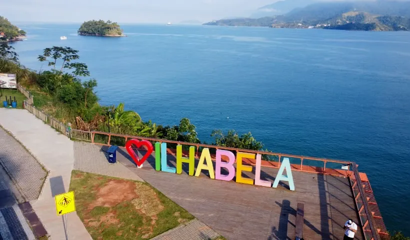 Deck do Mirante do Piúva com o letreiro Amo Ilhabela e vista para o canal
