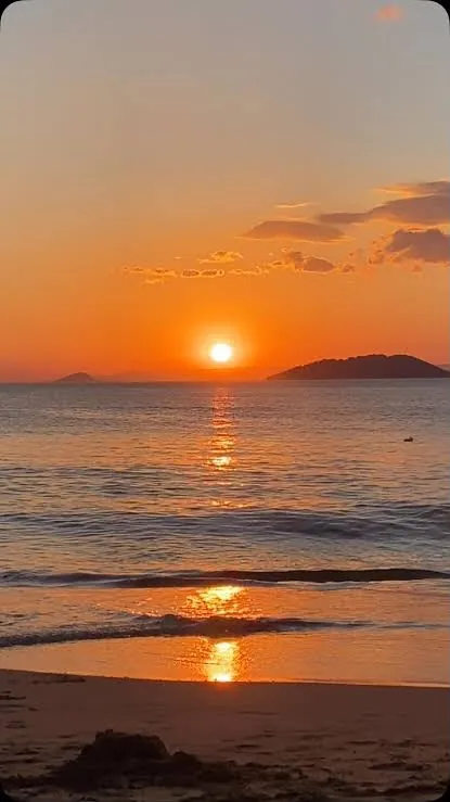 Sol se pondo no mar em frente à Praia do Curral
