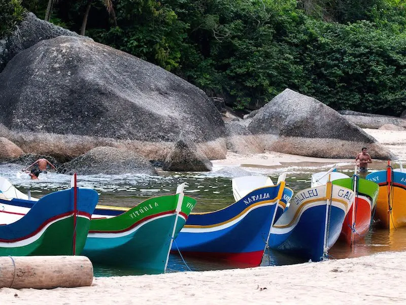 Canoas caiçaras coloridas na areia do Bonete