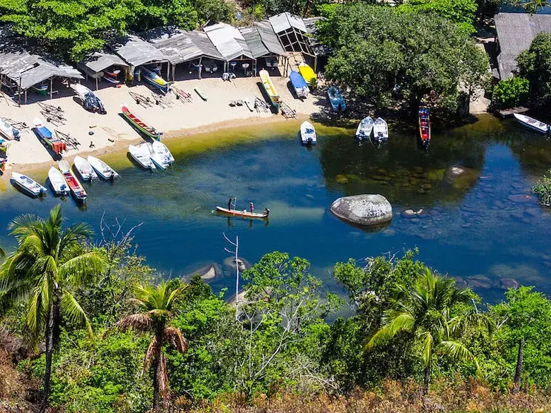 Vista do alto do rio Nema, com barcos e casas de pescadores no Bonete