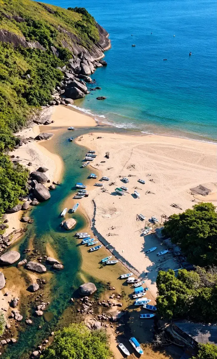 Vista aérea do Rio Nema encontrando o mar no canto da Praia do Bonete, com barcos na areia