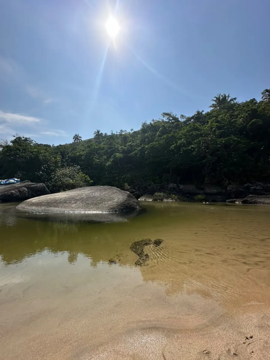 Água rasa e pedra grande na foz do Rio Nema