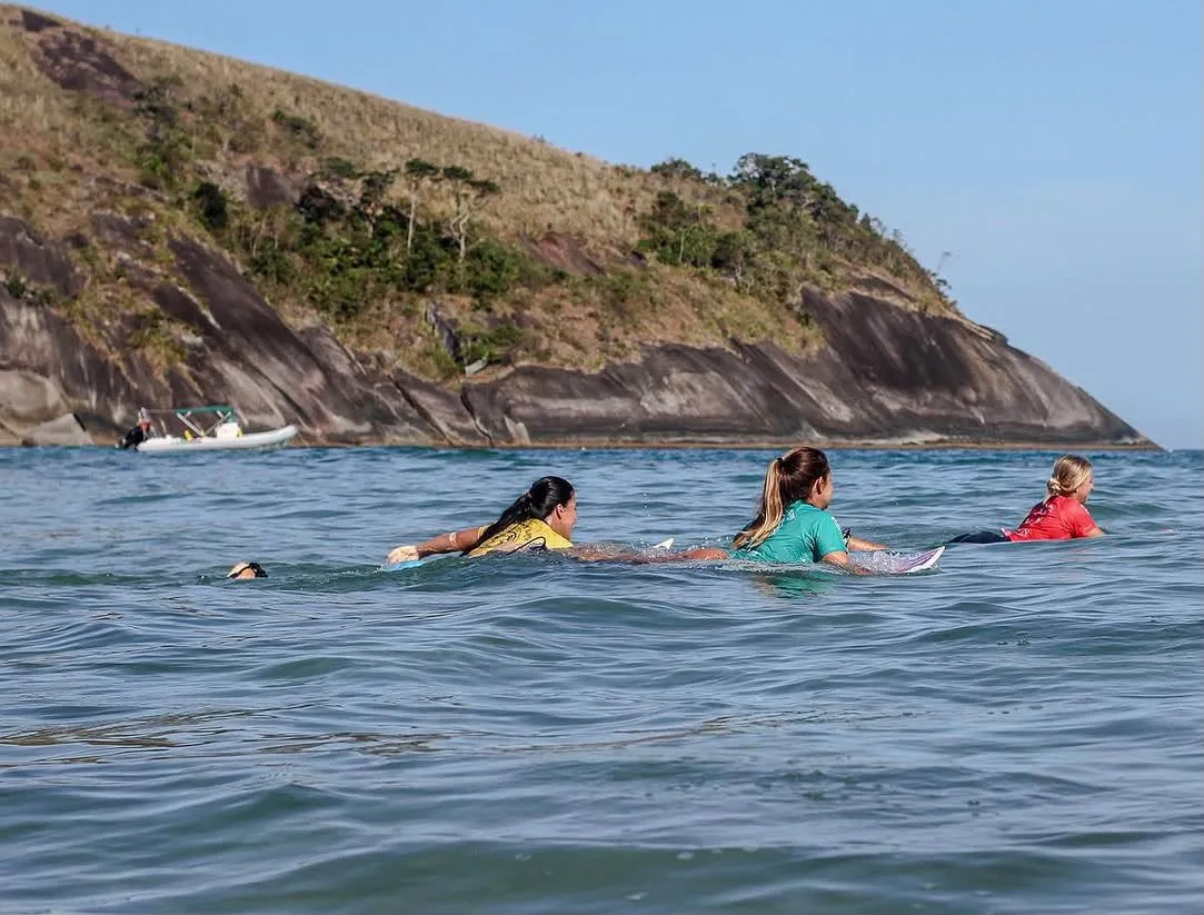 Surfistas remando no mar aberto do Bonete