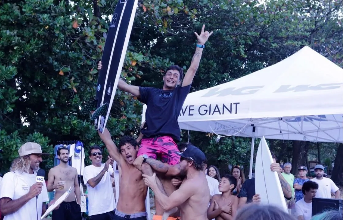 Campeão comemorando nos ombros dos amigos no Bonete