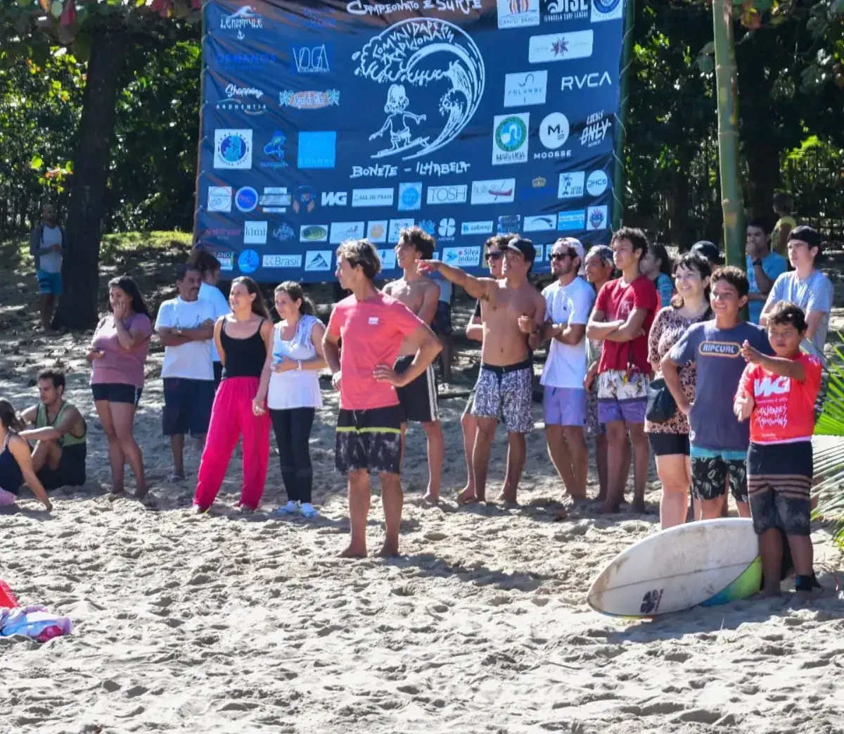 Público acompanhando o Campeonato de Surf das Comunidades Tradicionais no Bonete