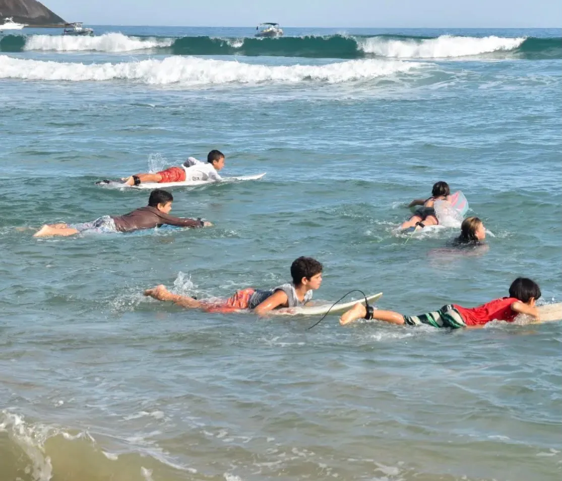 Crianças remando com pranchas durante o campeonato no Bonete