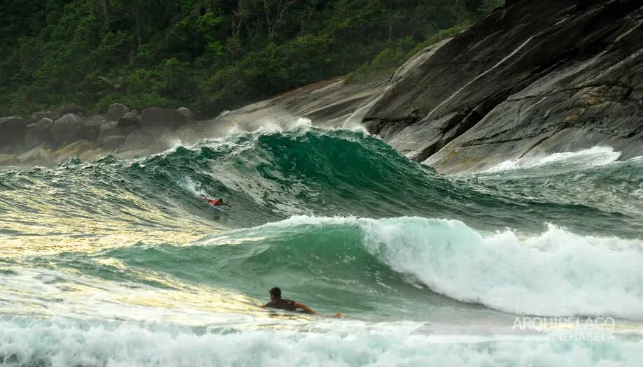 Surfistas em onda grande no canto do Bonete