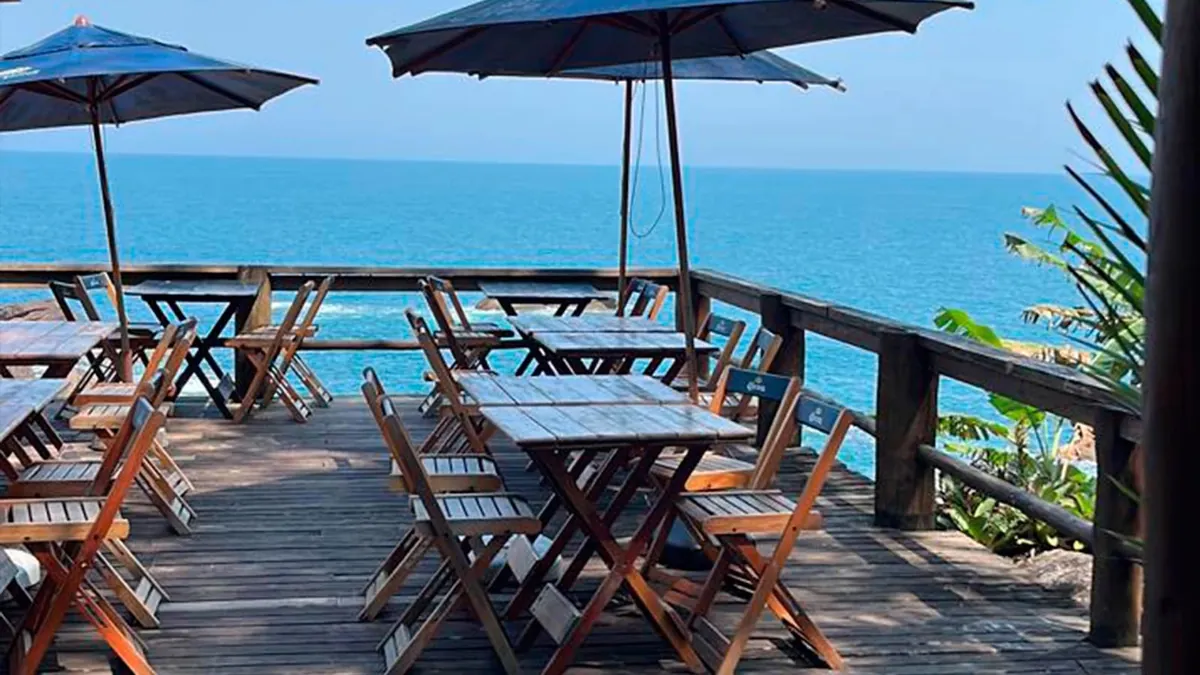 Deck de restaurante com vista para o mar aberto em Ilhabela