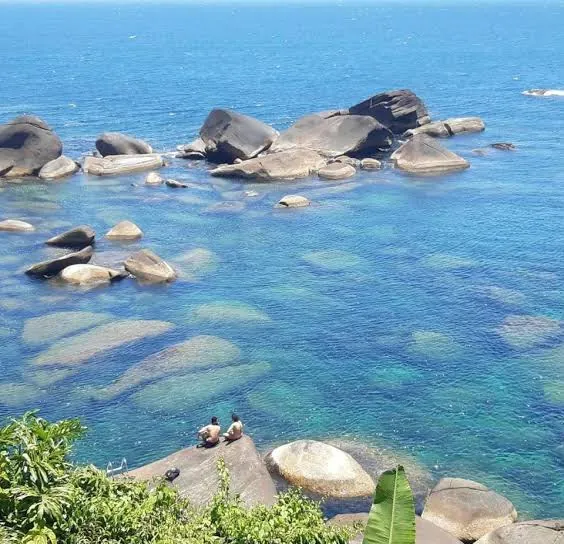 Piscinas naturais entre as pedras em frente à Casa de Tuca
