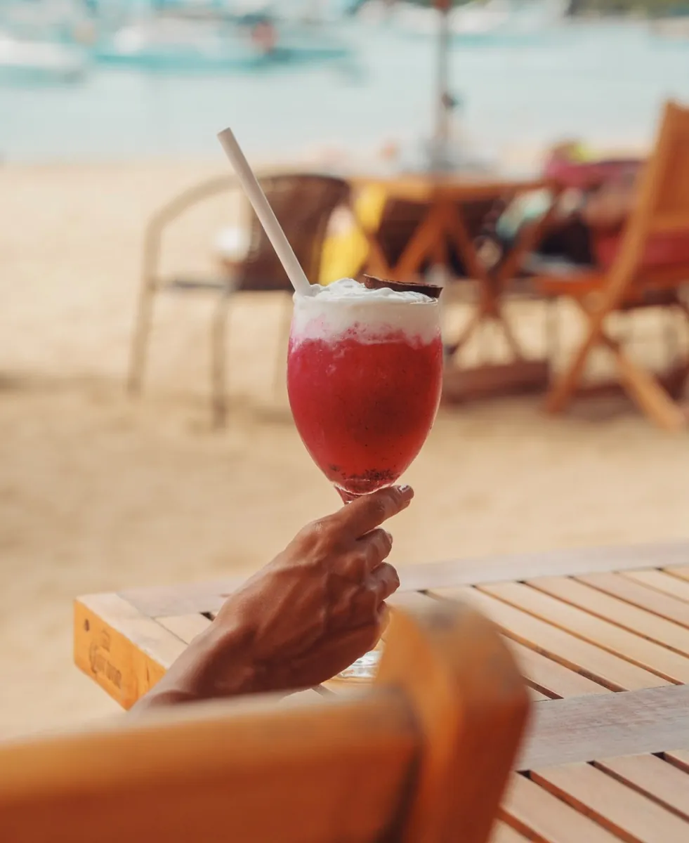 Drink servido no Dedo de Moça com o mar ao fundo