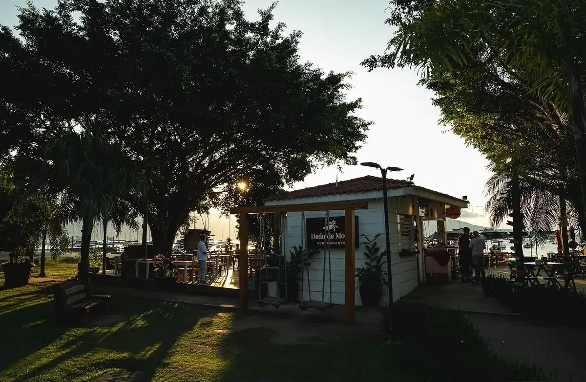 Restaurante Dedo de Moça à beira-mar no Saco da Capela, no fim da tarde