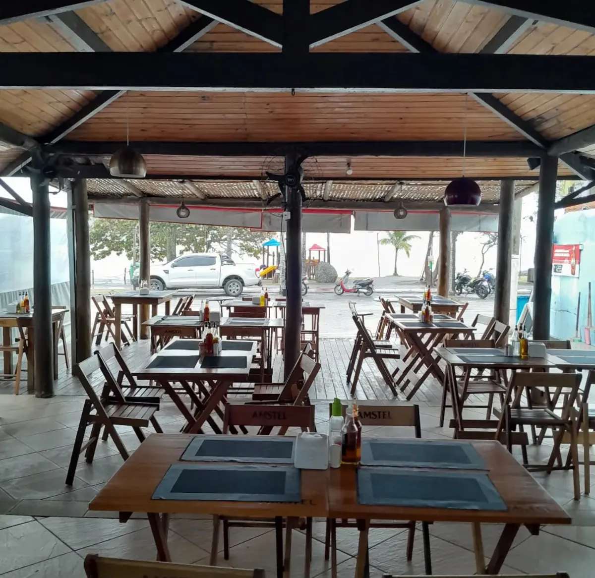 Salão do Restaurante Luz do Mar em Itaguaçu