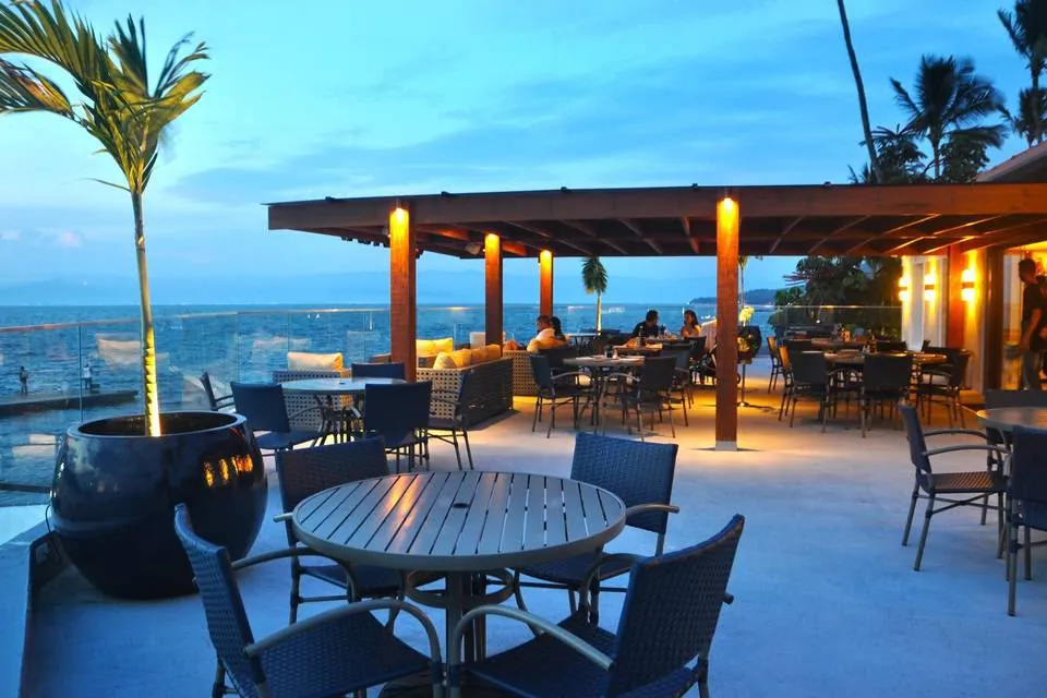 Rooftop do Makai Ilhabela no Pier da Vila ao entardecer