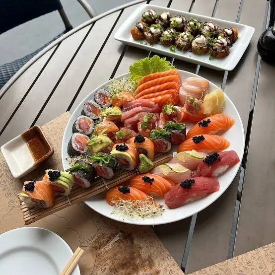 Combinado de sushi servido no Makai Ilhabela