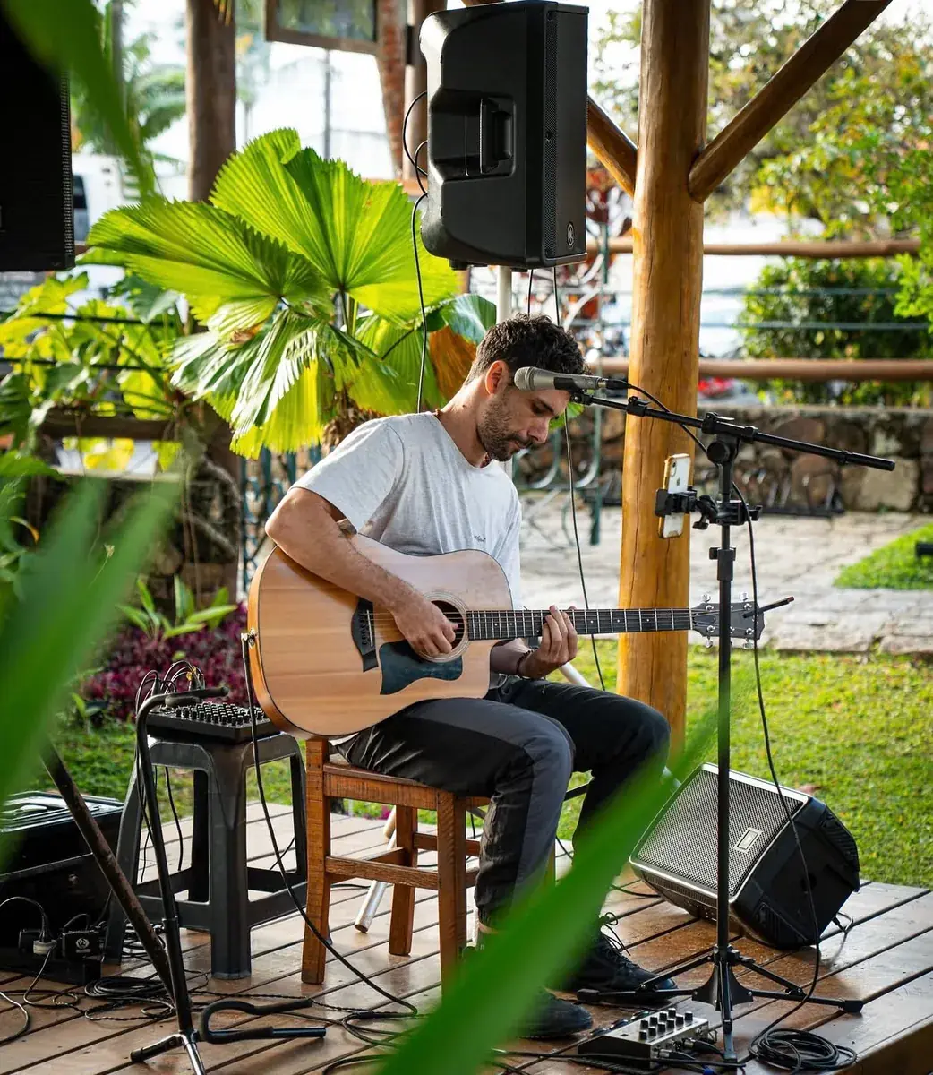 Música ao vivo no Restaurante Manjericão