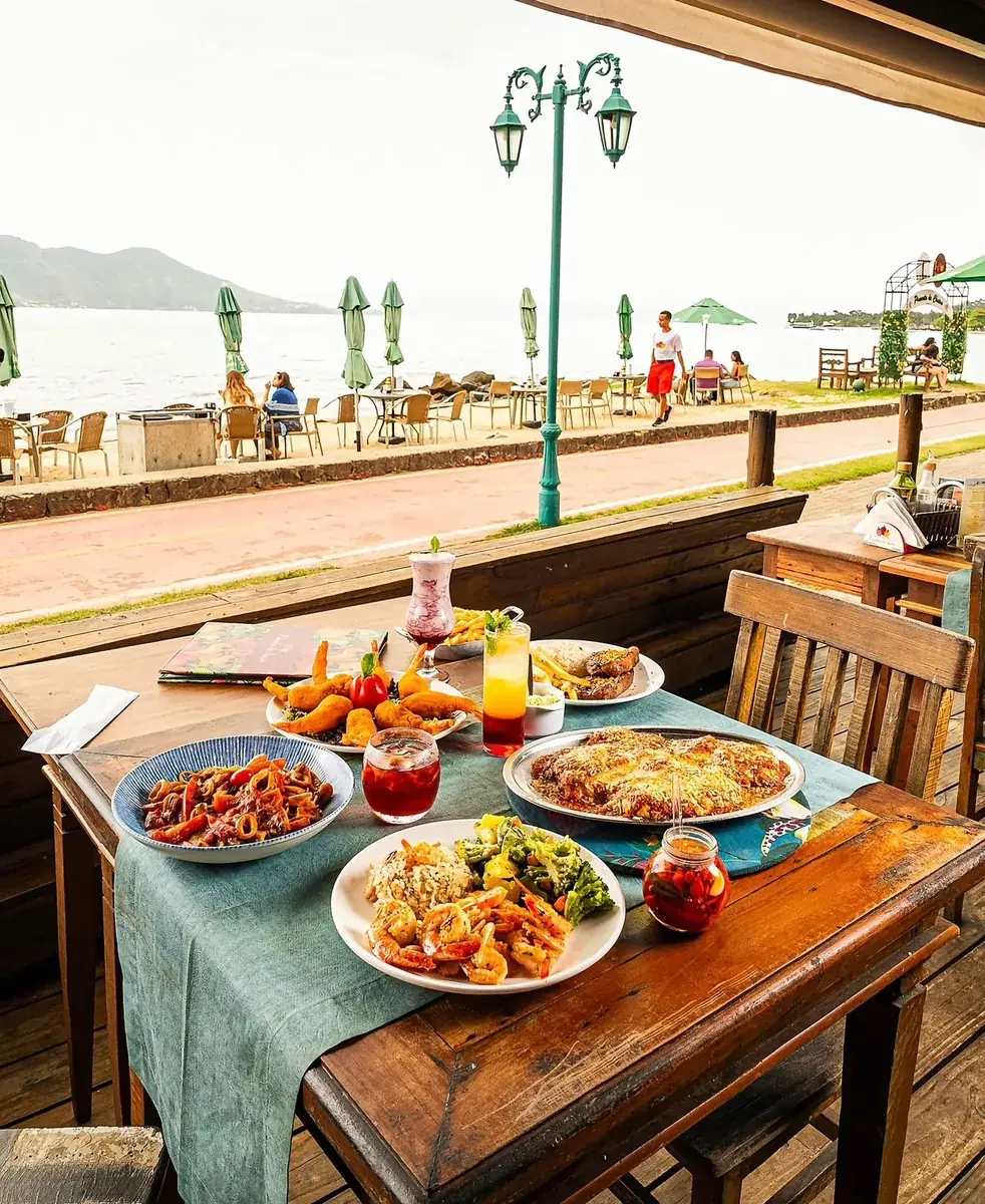 Mesa com pratos no Pimenta de Cheiro e vista para o mar