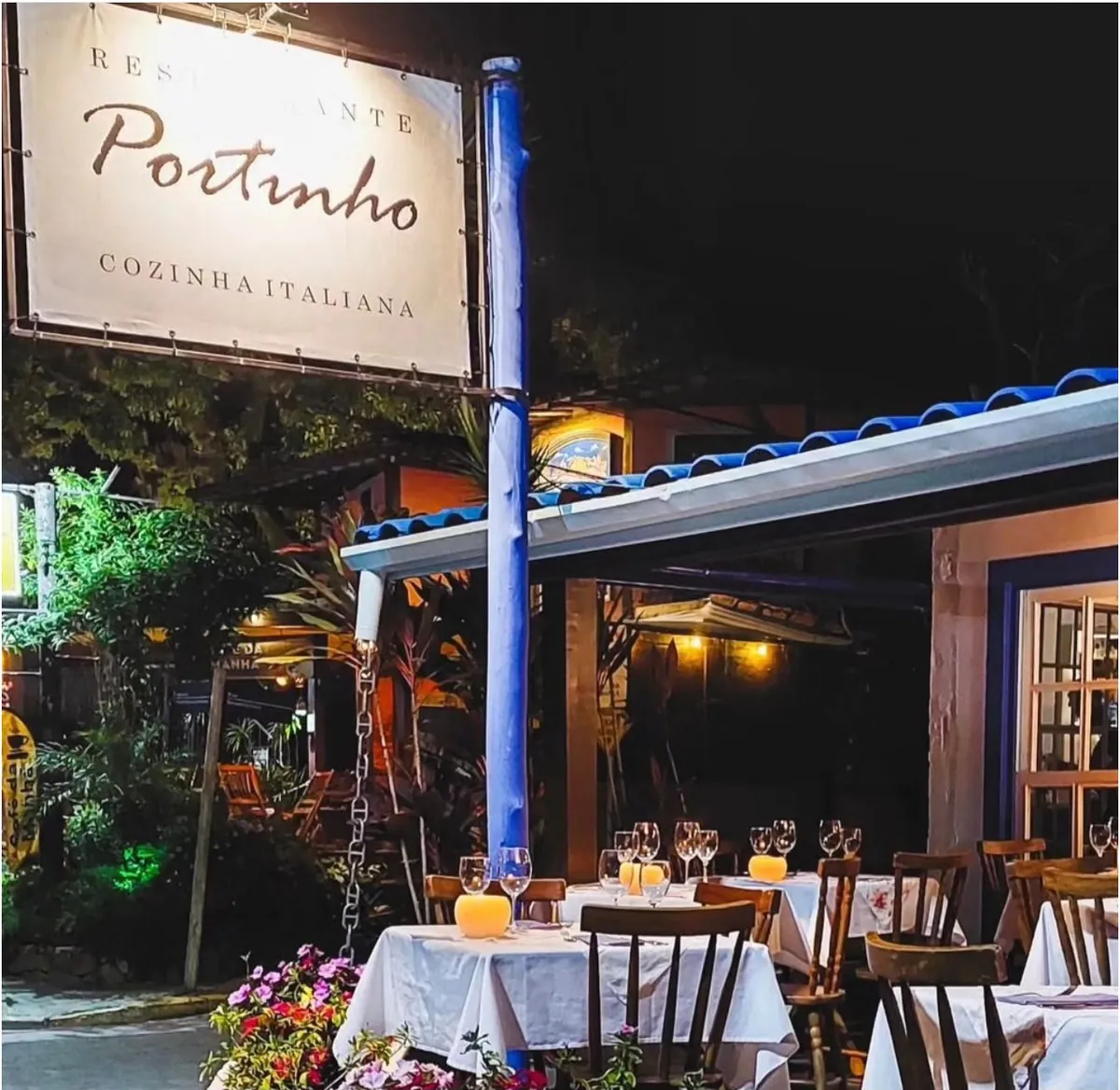 Fachada do Restaurante Portinho, cozinha italiana em Ilhabela, à noite