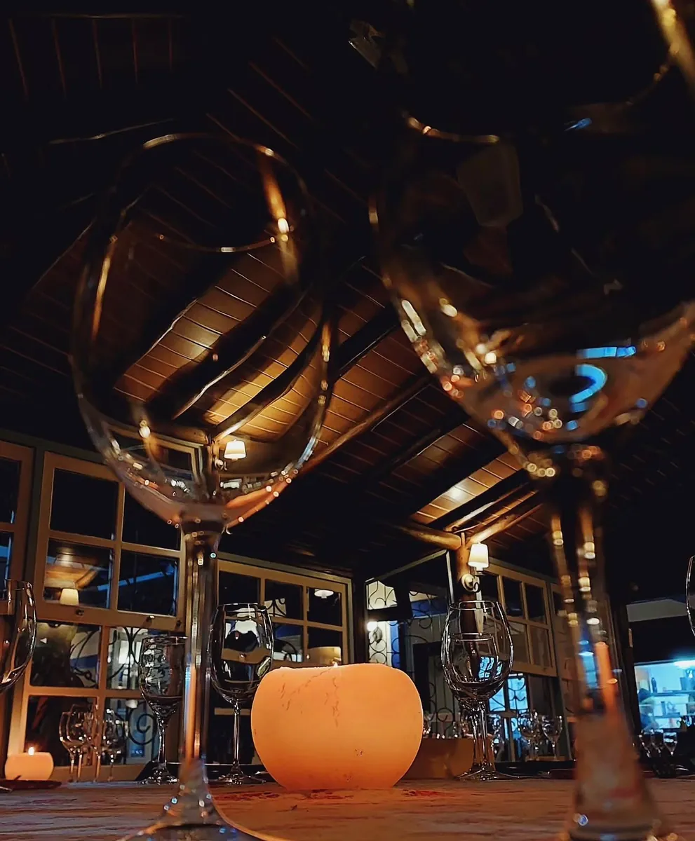 Salão do Restaurante Portinho com taças e velas