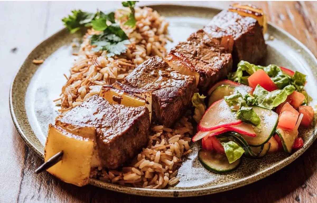 Espetinho de carne com arroz e salada na Sathar Esfiharia