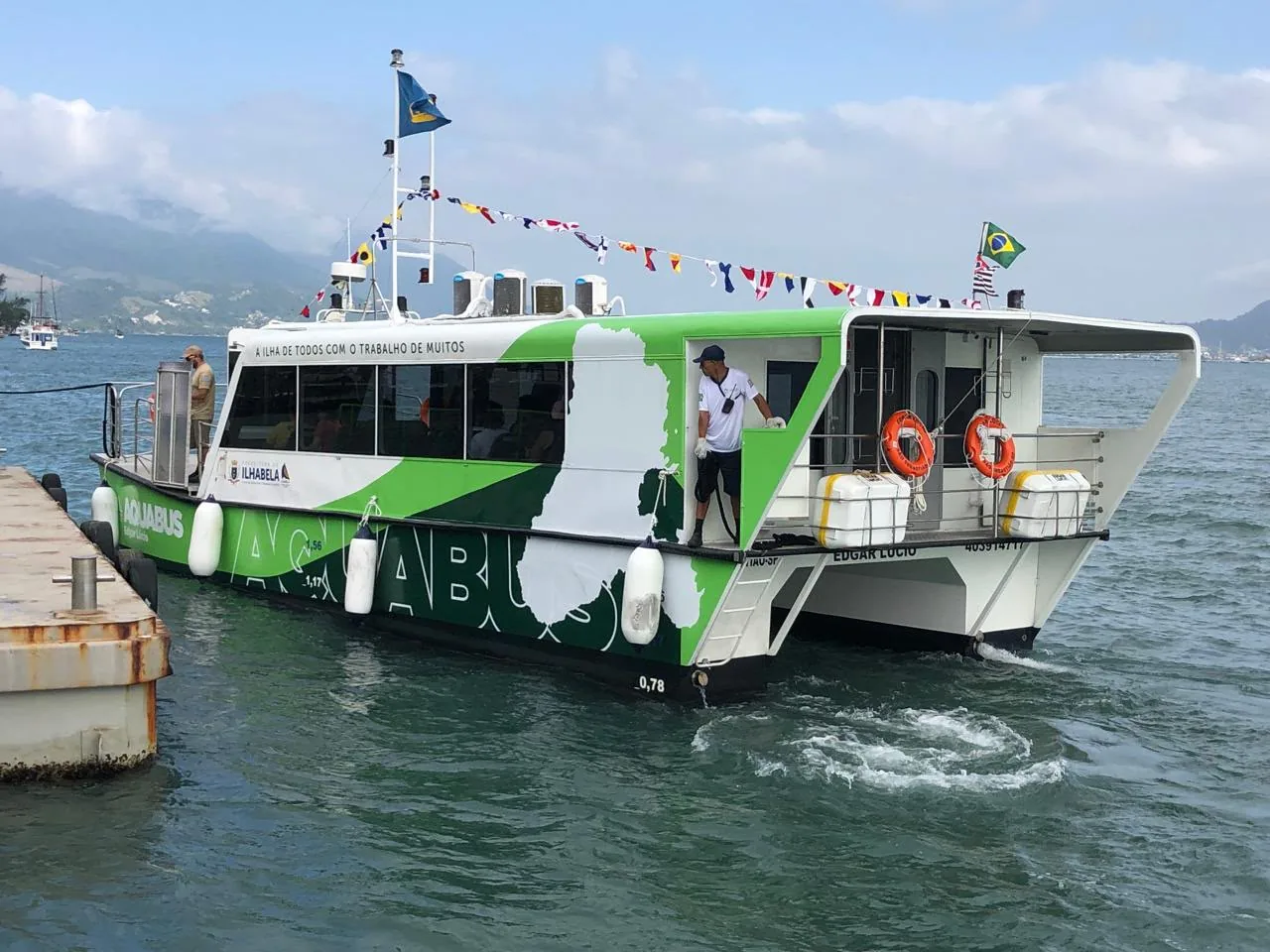 Aquabus, o barco do transporte público de Ilhabela, atracado no píer