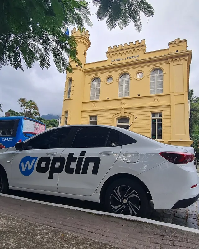 Carro do Woptin em frente à Cadeia e Fórum, na Vila de Ilhabela