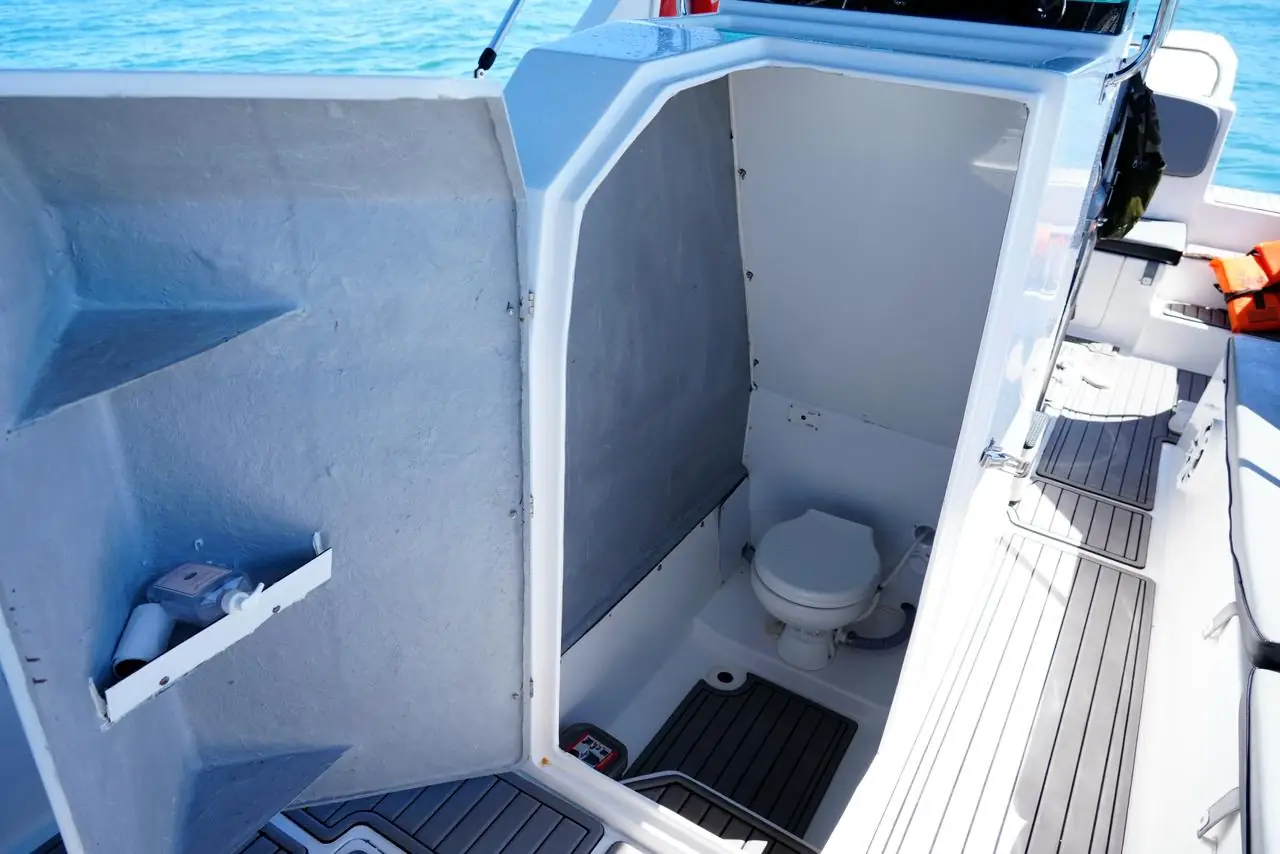 Banheiro da embarcação do passeio coletivo