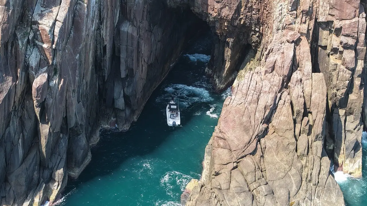 Buraco do Cação no litoral de Ilhabela