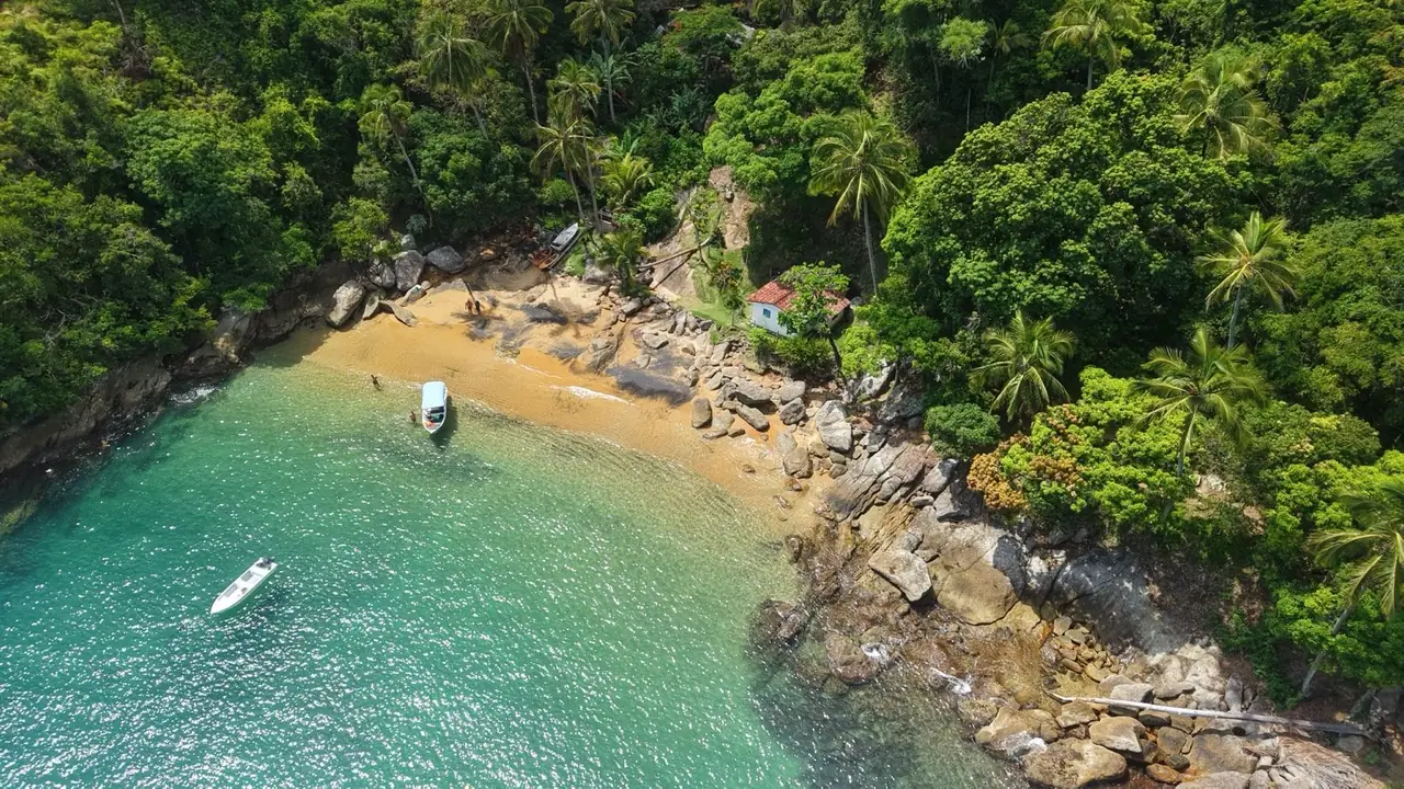Praia da Fome vista do mar em Ilhabela